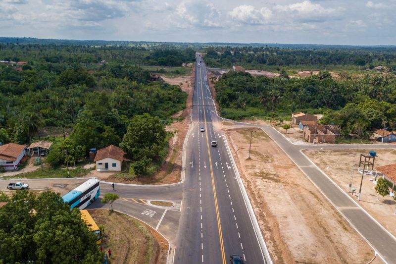 Pavimentar um trecho de 12 quilômetros de uma das rodovias federais mais importantes para o Pará, a BR-230 (Transamazônica), foi um compromisso assumido pelo governo do Estado, e cumprido nesta quarta-feira (18), após articulação do governo estadual com o federal. <div class='credito_fotos'>Foto: Marco Santos / Ag. Pará   |   <a href='/midias/2019/originais/5796_960cc787-a6fe-d34b-6652-72c2f93c59d9.jpg' download><i class='fa-solid fa-download'></i> Download</a></div>