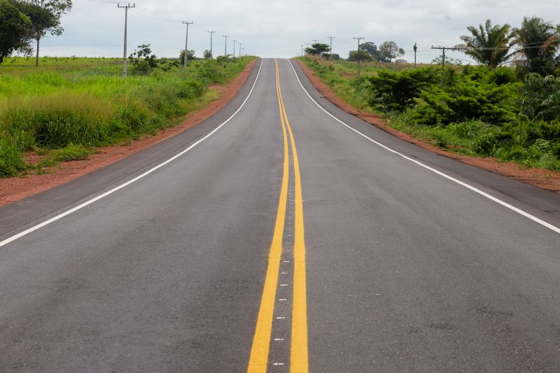 Pavimentar um trecho de 12 quilômetros de uma das rodovias federais mais importantes para o Pará, a BR-230 (Transamazônica), foi um compromisso assumido pelo governo do Estado, e cumprido nesta quarta-feira (18), após articulação do governo estadual com o federal. <div class='credito_fotos'>Foto: Marco Santos / Ag. Pará   |   <a href='/midias/2019/originais/5796_b7ff250d-c472-959e-4c5e-8390a6871ecc.jpg' download><i class='fa-solid fa-download'></i> Download</a></div>