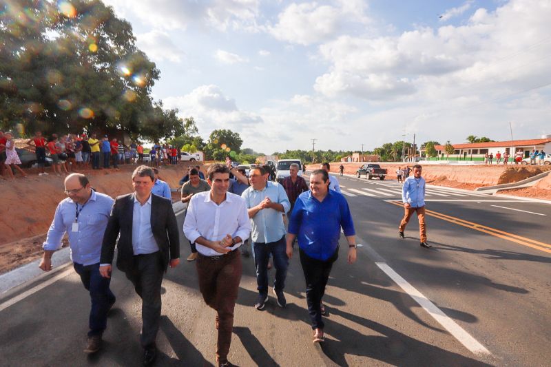 Pavimentar um trecho de 12 quilômetros de uma das rodovias federais mais importantes para o Pará, a BR-230 (Transamazônica), foi um compromisso assumido pelo governo do Estado, e cumprido nesta quarta-feira (18), após articulação do governo estadual com o federal. <div class='credito_fotos'>Foto: Marco Santos / Ag. Pará   |   <a href='/midias/2019/originais/5796_b9680e38-7f2b-9a59-e064-e793b24a4cf9.jpg' download><i class='fa-solid fa-download'></i> Download</a></div>