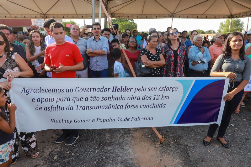 Pavimentar um trecho de 12 quilômetros de uma das rodovias federais mais importantes para o Pará, a BR-230 (Transamazônica), foi um compromisso assumido pelo governo do Estado, e cumprido nesta quarta-feira (18), após articulação do governo estadual com o federal. <div class='credito_fotos'>Foto: Marco Santos / Ag. Pará   |   <a href='/midias/2019/originais/5796_c9c0fb55-65d0-b94a-b3a6-77a3230e692a.jpg' download><i class='fa-solid fa-download'></i> Download</a></div>