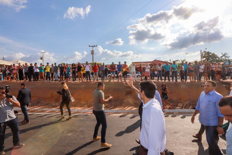 Pavimentar um trecho de 12 quilômetros de uma das rodovias federais mais importantes para o Pará, a BR-230 (Transamazônica), foi um compromisso assumido pelo governo do Estado, e cumprido nesta quarta-feira (18), após articulação do governo estadual com o federal. <div class='credito_fotos'>Foto: Marco Santos / Ag. Pará   |   <a href='/midias/2019/originais/5796_cae42f9b-f483-9c27-1399-2b983a268b61.jpg' download><i class='fa-solid fa-download'></i> Download</a></div>