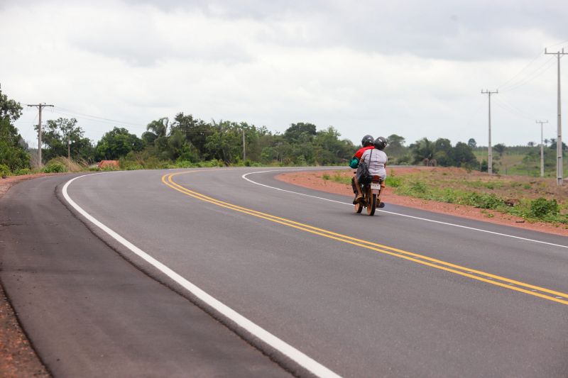 Pavimentar um trecho de 12 quilômetros de uma das rodovias federais mais importantes para o Pará, a BR-230 (Transamazônica), foi um compromisso assumido pelo governo do Estado, e cumprido nesta quarta-feira (18), após articulação do governo estadual com o federal. <div class='credito_fotos'>Foto: Marco Santos / Ag. Pará   |   <a href='/midias/2019/originais/5796_cb0b9ec2-ad3c-f8ef-1fc9-5768eb40fecf.jpg' download><i class='fa-solid fa-download'></i> Download</a></div>