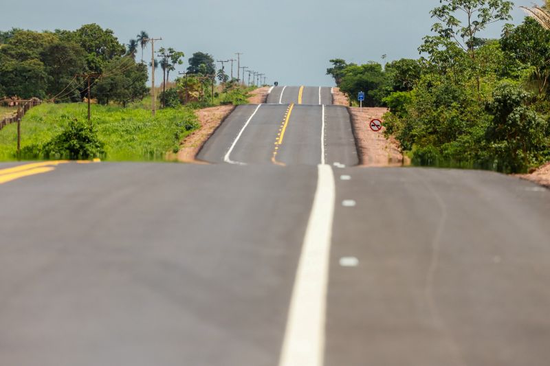 Pavimentar um trecho de 12 quilômetros de uma das rodovias federais mais importantes para o Pará, a BR-230 (Transamazônica), foi um compromisso assumido pelo governo do Estado, e cumprido nesta quarta-feira (18), após articulação do governo estadual com o federal. <div class='credito_fotos'>Foto: Marco Santos / Ag. Pará   |   <a href='/midias/2019/originais/5796_dcc5a0fb-7a59-bb6b-b470-3a343b149764.jpg' download><i class='fa-solid fa-download'></i> Download</a></div>