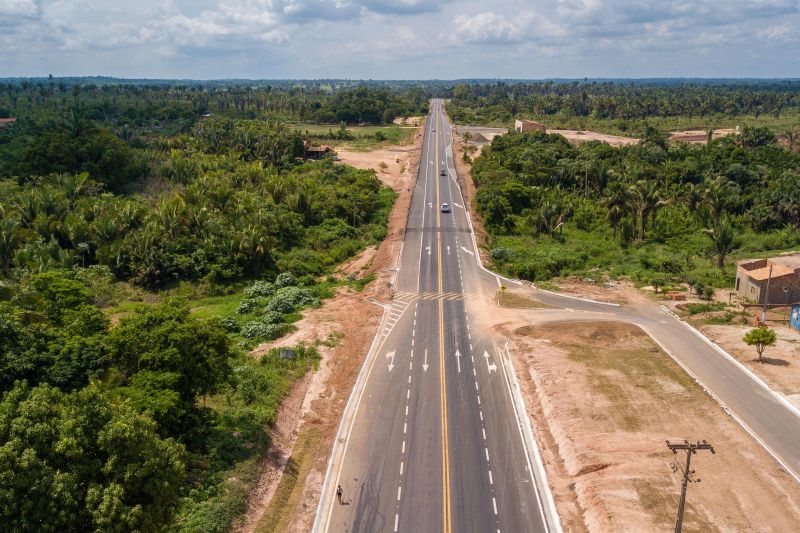 Pavimentar um trecho de 12 quilômetros de uma das rodovias federais mais importantes para o Pará, a BR-230 (Transamazônica), foi um compromisso assumido pelo governo do Estado, e cumprido nesta quarta-feira (18), após articulação do governo estadual com o federal. <div class='credito_fotos'>Foto: Marco Santos / Ag. Pará   |   <a href='/midias/2019/originais/5796_f0a7849b-7b2f-6234-cc09-b015b8974361.jpg' download><i class='fa-solid fa-download'></i> Download</a></div>