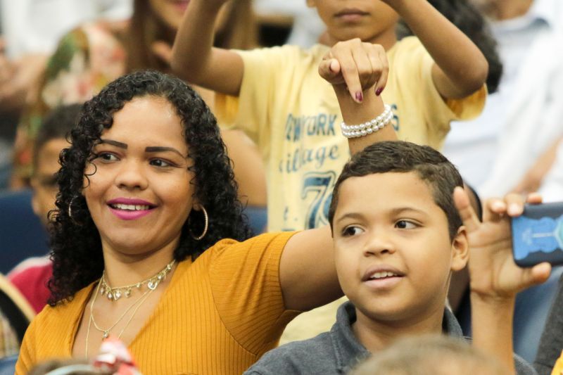 Os olhares das crianças estavam atentos e ansiosos para receber uma das visitas mais esperadas do Natal: o Papai Noel. E foi com uma festa natalina no auditório do Hospital das Clínicas Gaspar Viana que cerca de 150 crianças que fazem tratamento no local puderam matar a saudade do “bom velhinho”.
JOANA DA SILVA E ENDERSON FERNANDO <div class='credito_fotos'>Foto: Pedro Guerreiro / Ag. Pará   |   <a href='/midias/2019/originais/5797_2753e3e8-a19a-95d3-bed6-9692f52c7b2c.jpg' download><i class='fa-solid fa-download'></i> Download</a></div>