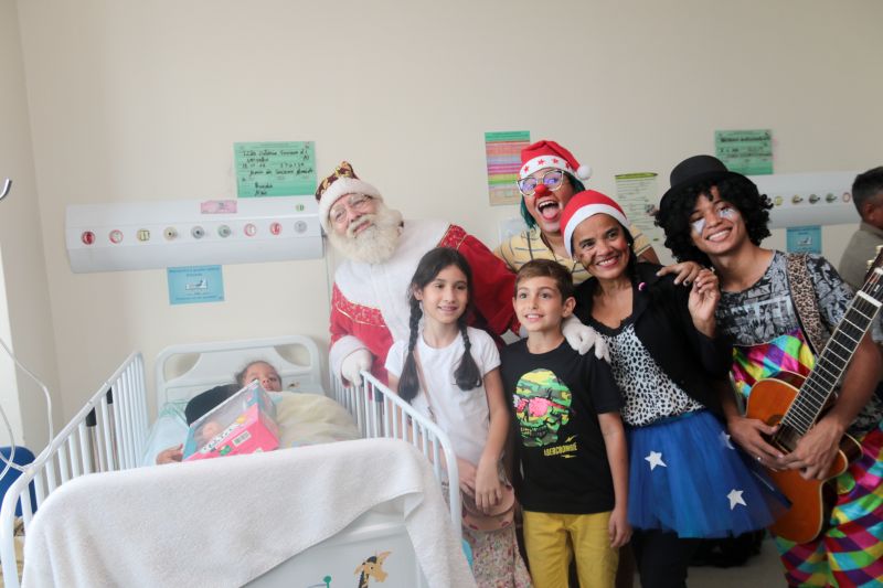 Os olhares das crianças estavam atentos e ansiosos para receber uma das visitas mais esperadas do Natal: o Papai Noel. E foi com uma festa natalina no auditório do Hospital das Clínicas Gaspar Viana que cerca de 150 crianças que fazem tratamento no local puderam matar a saudade do “bom velhinho”. <div class='credito_fotos'>Foto: Pedro Guerreiro / Ag. Pará   |   <a href='/midias/2019/originais/5797_27c0ca44-4b94-e058-d790-97b7bba879f5.jpg' download><i class='fa-solid fa-download'></i> Download</a></div>