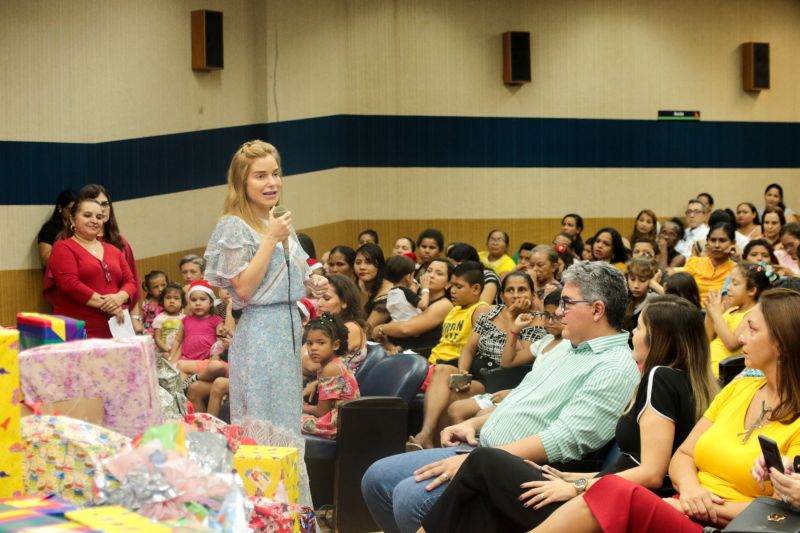 Os olhares das crianças estavam atentos e ansiosos para receber uma das visitas mais esperadas do Natal: o Papai Noel. E foi com uma festa natalina no auditório do Hospital das Clínicas Gaspar Viana que cerca de 150 crianças que fazem tratamento no local puderam matar a saudade do “bom velhinho”. <div class='credito_fotos'>Foto: Pedro Guerreiro / Ag. Pará   |   <a href='/midias/2019/originais/5797_40db17fd-d2bb-a552-fe33-39126c2cbd14.jpg' download><i class='fa-solid fa-download'></i> Download</a></div>