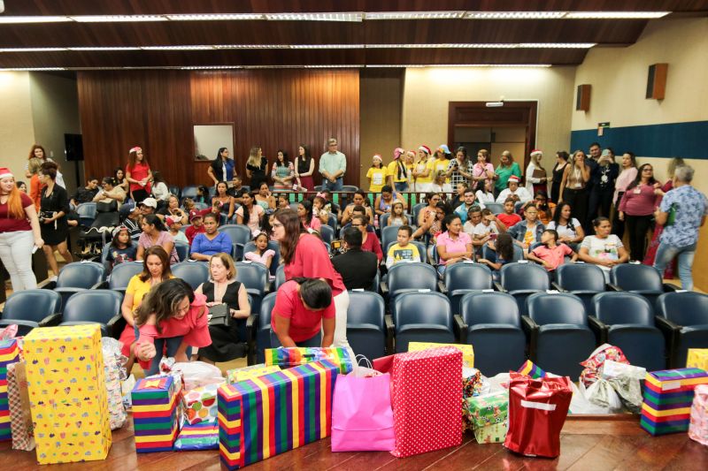 Os olhares das crianças estavam atentos e ansiosos para receber uma das visitas mais esperadas do Natal: o Papai Noel. E foi com uma festa natalina no auditório do Hospital das Clínicas Gaspar Viana que cerca de 150 crianças que fazem tratamento no local puderam matar a saudade do “bom velhinho”. <div class='credito_fotos'>Foto: Pedro Guerreiro / Ag. Pará   |   <a href='/midias/2019/originais/5797_565e6b06-233f-bcdc-35f4-34371d48edbe.jpg' download><i class='fa-solid fa-download'></i> Download</a></div>