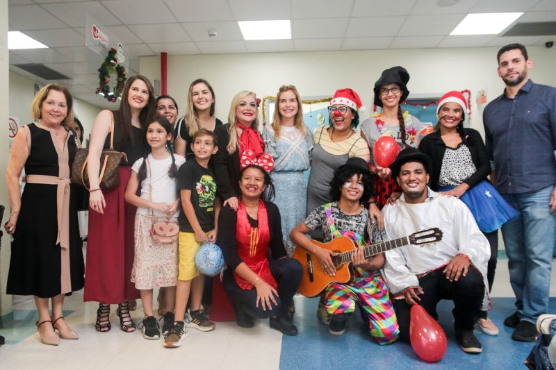 Os olhares das crianças estavam atentos e ansiosos para receber uma das visitas mais esperadas do Natal: o Papai Noel. E foi com uma festa natalina no auditório do Hospital das Clínicas Gaspar Viana que cerca de 150 crianças que fazem tratamento no local puderam matar a saudade do “bom velhinho”. <div class='credito_fotos'>Foto: Pedro Guerreiro / Ag. Pará   |   <a href='/midias/2019/originais/5797_58fc506d-9d5e-88c8-8198-19daacd607e4.jpg' download><i class='fa-solid fa-download'></i> Download</a></div>