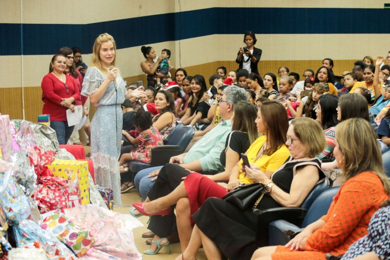 Os olhares das crianças estavam atentos e ansiosos para receber uma das visitas mais esperadas do Natal: o Papai Noel. E foi com uma festa natalina no auditório do Hospital das Clínicas Gaspar Viana que cerca de 150 crianças que fazem tratamento no local puderam matar a saudade do “bom velhinho”. <div class='credito_fotos'>Foto: Pedro Guerreiro / Ag. Pará   |   <a href='/midias/2019/originais/5797_5d67d2a0-e38d-8c7f-56b1-99834677ccae.jpg' download><i class='fa-solid fa-download'></i> Download</a></div>