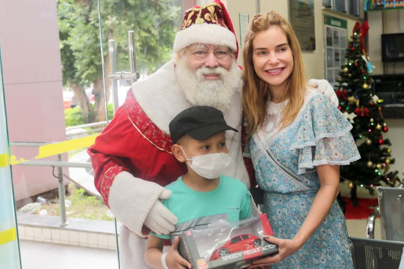 Os olhares das crianças estavam atentos e ansiosos para receber uma das visitas mais esperadas do Natal: o Papai Noel. E foi com uma festa natalina no auditório do Hospital das Clínicas Gaspar Viana que cerca de 150 crianças que fazem tratamento no local puderam matar a saudade do “bom velhinho”. <div class='credito_fotos'>Foto: Pedro Guerreiro / Ag. Pará   |   <a href='/midias/2019/originais/5797_76871801-337e-e07d-9d36-3a1a13263bf0.jpg' download><i class='fa-solid fa-download'></i> Download</a></div>