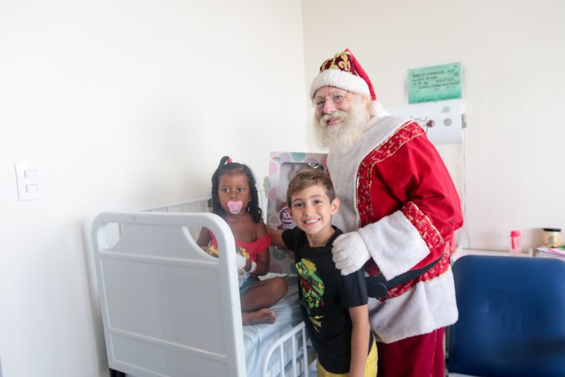 Os olhares das crianças estavam atentos e ansiosos para receber uma das visitas mais esperadas do Natal: o Papai Noel. E foi com uma festa natalina no auditório do Hospital das Clínicas Gaspar Viana que cerca de 150 crianças que fazem tratamento no local puderam matar a saudade do “bom velhinho”. <div class='credito_fotos'>Foto: Pedro Guerreiro / Ag. Pará   |   <a href='/midias/2019/originais/5797_80bdb792-e3fe-e765-3cb6-c5c81acb02e9.jpg' download><i class='fa-solid fa-download'></i> Download</a></div>