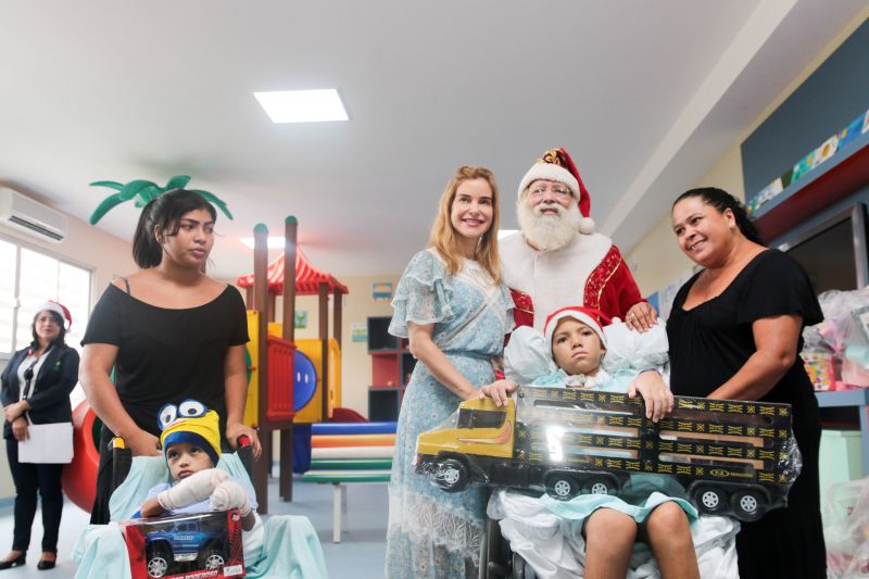 Os olhares das crianças estavam atentos e ansiosos para receber uma das visitas mais esperadas do Natal: o Papai Noel. E foi com uma festa natalina no auditório do Hospital das Clínicas Gaspar Viana que cerca de 150 crianças que fazem tratamento no local puderam matar a saudade do “bom velhinho”. <div class='credito_fotos'>Foto: Pedro Guerreiro / Ag. Pará   |   <a href='/midias/2019/originais/5797_8c590c5b-e878-c1aa-ce2e-8945ff524850.jpg' download><i class='fa-solid fa-download'></i> Download</a></div>