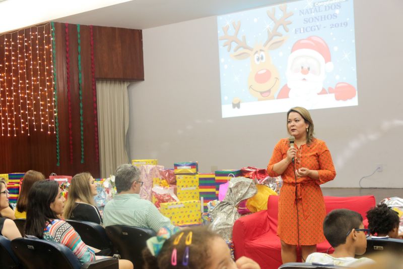 Os olhares das crianças estavam atentos e ansiosos para receber uma das visitas mais esperadas do Natal: o Papai Noel. E foi com uma festa natalina no auditório do Hospital das Clínicas Gaspar Viana que cerca de 150 crianças que fazem tratamento no local puderam matar a saudade do “bom velhinho”.
ALESSANDRA LEAL Diretora HC_ <div class='credito_fotos'>Foto: Pedro Guerreiro / Ag. Pará   |   <a href='/midias/2019/originais/5797_99df1dce-51d1-e847-7cd8-c247512c4b18.jpg' download><i class='fa-solid fa-download'></i> Download</a></div>