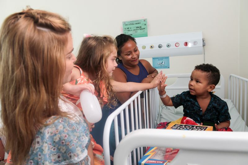 Os olhares das crianças estavam atentos e ansiosos para receber uma das visitas mais esperadas do Natal: o Papai Noel. E foi com uma festa natalina no auditório do Hospital das Clínicas Gaspar Viana que cerca de 150 crianças que fazem tratamento no local puderam matar a saudade do “bom velhinho”. <div class='credito_fotos'>Foto: Pedro Guerreiro / Ag. Pará   |   <a href='/midias/2019/originais/5797_a0cbe297-b48a-588f-b998-c808686157e4.jpg' download><i class='fa-solid fa-download'></i> Download</a></div>