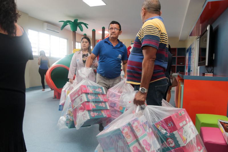 Os olhares das crianças estavam atentos e ansiosos para receber uma das visitas mais esperadas do Natal: o Papai Noel. E foi com uma festa natalina no auditório do Hospital das Clínicas Gaspar Viana que cerca de 150 crianças que fazem tratamento no local puderam matar a saudade do “bom velhinho”. <div class='credito_fotos'>Foto: Pedro Guerreiro / Ag. Pará   |   <a href='/midias/2019/originais/5797_b9f6e545-47d3-bd2f-568e-1d62dd6ae270.jpg' download><i class='fa-solid fa-download'></i> Download</a></div>