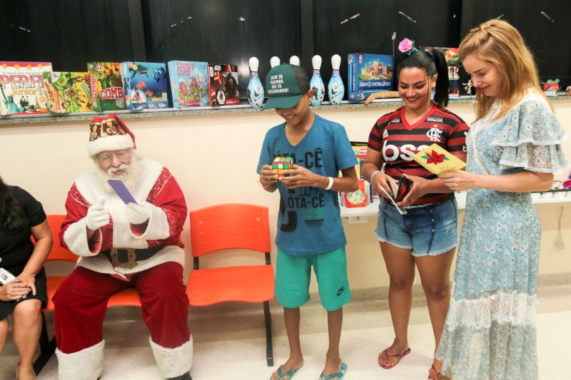 Os olhares das crianças estavam atentos e ansiosos para receber uma das visitas mais esperadas do Natal: o Papai Noel. E foi com uma festa natalina no auditório do Hospital das Clínicas Gaspar Viana que cerca de 150 crianças que fazem tratamento no local puderam matar a saudade do “bom velhinho”. <div class='credito_fotos'>Foto: Pedro Guerreiro / Ag. Pará   |   <a href='/midias/2019/originais/5797_d25e64df-4d1d-347e-4e27-e498766c27e9.jpg' download><i class='fa-solid fa-download'></i> Download</a></div>