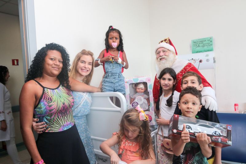 Os olhares das crianças estavam atentos e ansiosos para receber uma das visitas mais esperadas do Natal: o Papai Noel. E foi com uma festa natalina no auditório do Hospital das Clínicas Gaspar Viana que cerca de 150 crianças que fazem tratamento no local puderam matar a saudade do “bom velhinho”. <div class='credito_fotos'>Foto: Pedro Guerreiro / Ag. Pará   |   <a href='/midias/2019/originais/5797_ec6b6c98-2d48-c4fd-a41b-504f8d94e152.jpg' download><i class='fa-solid fa-download'></i> Download</a></div>