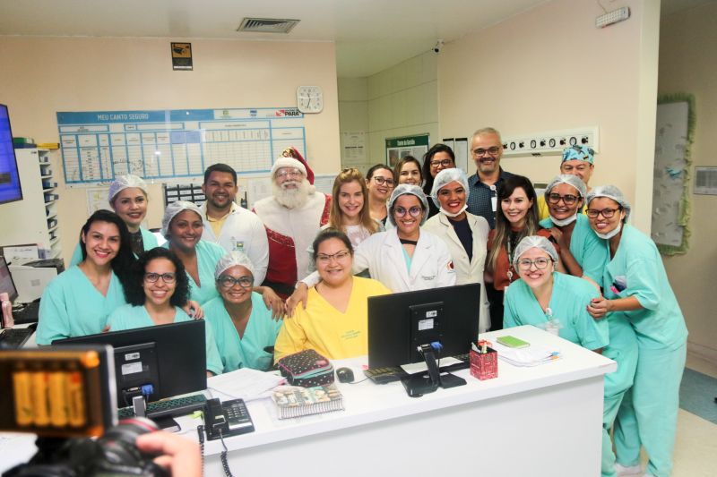 Os olhares das crianças estavam atentos e ansiosos para receber uma das visitas mais esperadas do Natal: o Papai Noel. E foi com uma festa natalina no auditório do Hospital das Clínicas Gaspar Viana que cerca de 150 crianças que fazem tratamento no local puderam matar a saudade do “bom velhinho”. <div class='credito_fotos'>Foto: Pedro Guerreiro / Ag. Pará   |   <a href='/midias/2019/originais/5797_f08e932d-9cf9-6b54-a0d6-0da2933440c1.jpg' download><i class='fa-solid fa-download'></i> Download</a></div>