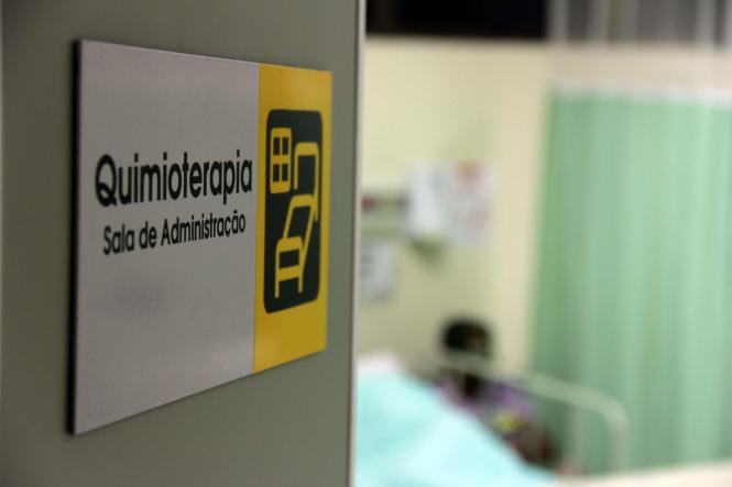 Mais de 30% dos casos atendidos durante o ano de 2018 pelo Hospital Regional do Baixo Amazonas (HRBA), em Santarém (PA), foram de tratamento de câncer. Atualmente, esse é o principal serviço oferecido pela Unidade. E os números de procedimentos realizados no ano passado comprovam isso: 18.575 consultas oncológicas, 611 cirurgias, 12.183 sessões de quimioterapia e 28.414 sessões de radioterapia.

FOTO: ASCOM HRBA
DATA: 04.02.20149
SANTARÉM - PARÁ <div class='credito_fotos'>Foto: Ascom HRBA   |   <a href='/midias/2019/originais/57c68571-f3a7-4273-89bd-6691df65f79b.jpg' download><i class='fa-solid fa-download'></i> Download</a></div>