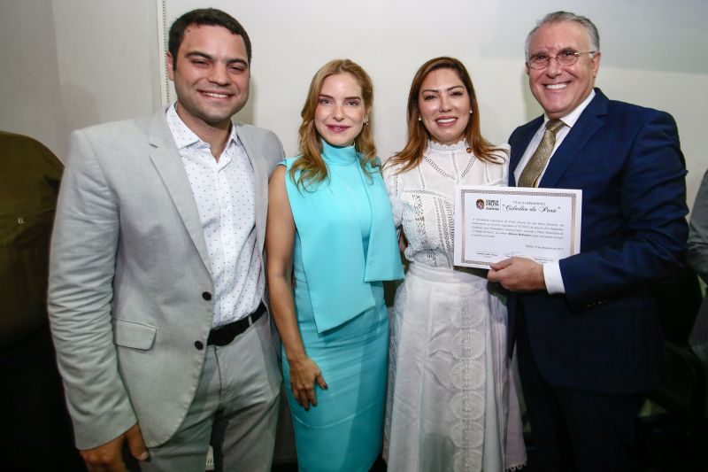 A Assembleia Legislativa do Estado do Pará realizou uma sessão solene para outorga de títulos honoríficos na manhã desta quinta-feira (19), em Belém. Na ocasião, a primeira-dama do Estado, Daniela Barbalho, foi homenageada com honra ao mérito pelos relevantes serviços prestados ao estado do Pará. <div class='credito_fotos'>Foto: Alex Ribeiro / Ag. Pará   |   <a href='/midias/2019/originais/5800_15d69014-69a0-40f0-a1fd-5d99a772496f.jpg' download><i class='fa-solid fa-download'></i> Download</a></div>