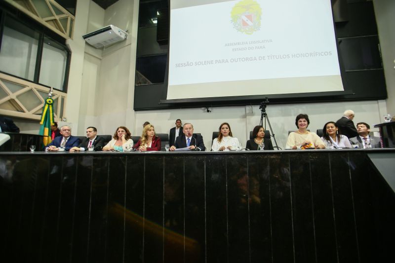 A Assembleia Legislativa do Estado do Pará realizou uma sessão solene para outorga de títulos honoríficos na manhã desta quinta-feira (19), em Belém. Na ocasião, a primeira-dama do Estado, Daniela Barbalho, foi homenageada com honra ao mérito pelos relevantes serviços prestados ao estado do Pará. <div class='credito_fotos'>Foto: Alex Ribeiro / Ag. Pará   |   <a href='/midias/2019/originais/5800_20eca285-4677-aa73-74f5-c2dd8d938ca1.jpg' download><i class='fa-solid fa-download'></i> Download</a></div>