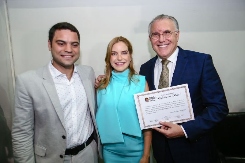 A Assembleia Legislativa do Estado do Pará realizou uma sessão solene para outorga de títulos honoríficos na manhã desta quinta-feira (19), em Belém. Na ocasião, a primeira-dama do Estado, Daniela Barbalho, foi homenageada com honra ao mérito pelos relevantes serviços prestados ao estado do Pará. <div class='credito_fotos'>Foto: Alex Ribeiro / Ag. Pará   |   <a href='/midias/2019/originais/5800_326d9f6f-6ce3-6326-b511-27f7403018ce.jpg' download><i class='fa-solid fa-download'></i> Download</a></div>