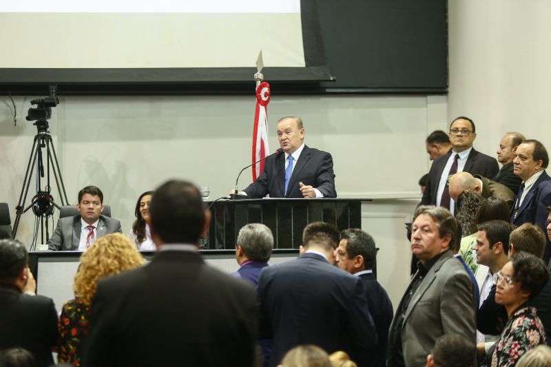 A Assembleia Legislativa do Estado do Pará realizou uma sessão solene para outorga de títulos honoríficos na manhã desta quinta-feira (19), em Belém. Na ocasião, a primeira-dama do Estado, Daniela Barbalho, foi homenageada com honra ao mérito pelos relevantes serviços prestados ao estado do Pará. <div class='credito_fotos'>Foto: Alex Ribeiro / Ag. Pará   |   <a href='/midias/2019/originais/5800_44f28a0a-51f4-20fb-da62-72a6322369e2.jpg' download><i class='fa-solid fa-download'></i> Download</a></div>