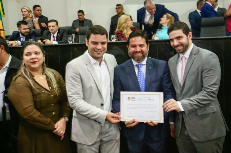 A Assembleia Legislativa do Estado do Pará realizou uma sessão solene para outorga de títulos honoríficos na manhã desta quinta-feira (19), em Belém. Na ocasião, a primeira-dama do Estado, Daniela Barbalho, foi homenageada com honra ao mérito pelos relevantes serviços prestados ao estado do Pará. <div class='credito_fotos'>Foto: Alex Ribeiro / Ag. Pará   |   <a href='/midias/2019/originais/5800_56ed3047-ac4c-b77f-7065-348394a615ce.jpg' download><i class='fa-solid fa-download'></i> Download</a></div>