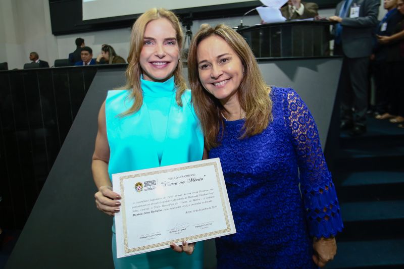 A Assembleia Legislativa do Estado do Pará realizou uma sessão solene para outorga de títulos honoríficos na manhã desta quinta-feira (19), em Belém. Na ocasião, a primeira-dama do Estado, Daniela Barbalho, foi homenageada com honra ao mérito pelos relevantes serviços prestados ao estado do Pará. <div class='credito_fotos'>Foto: Alex Ribeiro / Ag. Pará   |   <a href='/midias/2019/originais/5800_5c830ed0-99bc-1210-ffcb-4b01f44235c1.jpg' download><i class='fa-solid fa-download'></i> Download</a></div>