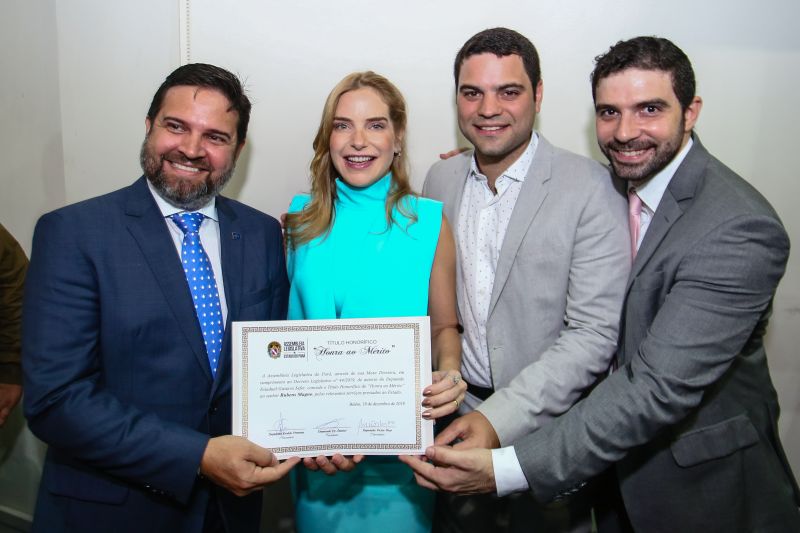 A Assembleia Legislativa do Estado do Pará realizou uma sessão solene para outorga de títulos honoríficos na manhã desta quinta-feira (19), em Belém. Na ocasião, a primeira-dama do Estado, Daniela Barbalho, foi homenageada com honra ao mérito pelos relevantes serviços prestados ao estado do Pará. <div class='credito_fotos'>Foto: Alex Ribeiro / Ag. Pará   |   <a href='/midias/2019/originais/5800_82c08fab-e5d4-53eb-175d-1e93db81b34a.jpg' download><i class='fa-solid fa-download'></i> Download</a></div>