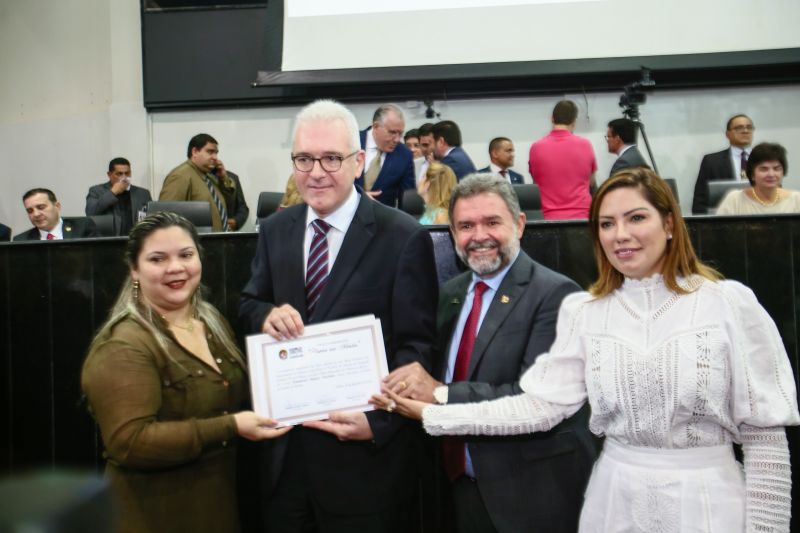 A Assembleia Legislativa do Estado do Pará realizou uma sessão solene para outorga de títulos honoríficos na manhã desta quinta-feira (19), em Belém. Na ocasião, a primeira-dama do Estado, Daniela Barbalho, foi homenageada com honra ao mérito pelos relevantes serviços prestados ao estado do Pará. <div class='credito_fotos'>Foto: Alex Ribeiro / Ag. Pará   |   <a href='/midias/2019/originais/5800_8b8326ed-015c-0cd0-af3c-8dbed8e21e06.jpg' download><i class='fa-solid fa-download'></i> Download</a></div>