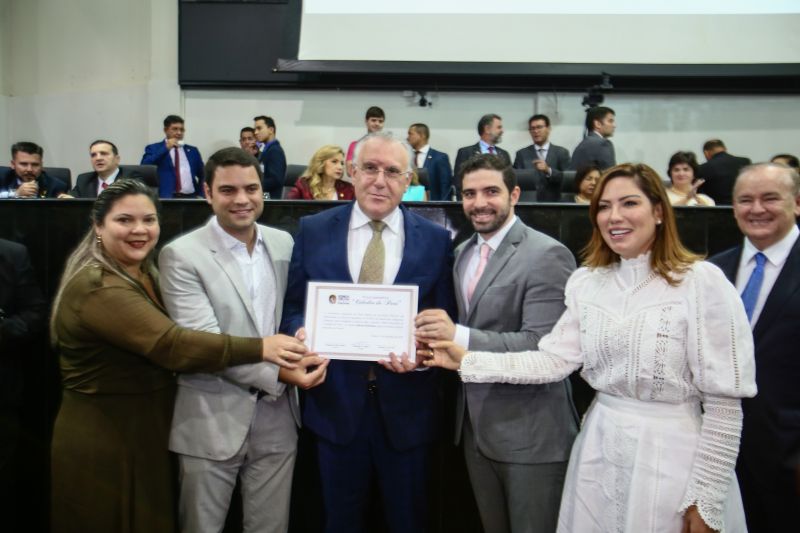 A Assembleia Legislativa do Estado do Pará realizou uma sessão solene para outorga de títulos honoríficos na manhã desta quinta-feira (19), em Belém. Na ocasião, a primeira-dama do Estado, Daniela Barbalho, foi homenageada com honra ao mérito pelos relevantes serviços prestados ao estado do Pará. <div class='credito_fotos'>Foto: Alex Ribeiro / Ag. Pará   |   <a href='/midias/2019/originais/5800_a0e5d68f-f86d-5f91-0fa4-39ec74e74439.jpg' download><i class='fa-solid fa-download'></i> Download</a></div>