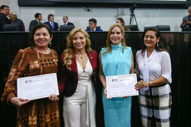 A Assembleia Legislativa do Estado do Pará realizou uma sessão solene para outorga de títulos honoríficos na manhã desta quinta-feira (19), em Belém. Na ocasião, a primeira-dama do Estado, Daniela Barbalho, foi homenageada com honra ao mérito pelos relevantes serviços prestados ao estado do Pará. <div class='credito_fotos'>Foto: Alex Ribeiro / Ag. Pará   |   <a href='/midias/2019/originais/5800_b87bcccc-5be3-0e59-9e93-903f80a35ad8.jpg' download><i class='fa-solid fa-download'></i> Download</a></div>