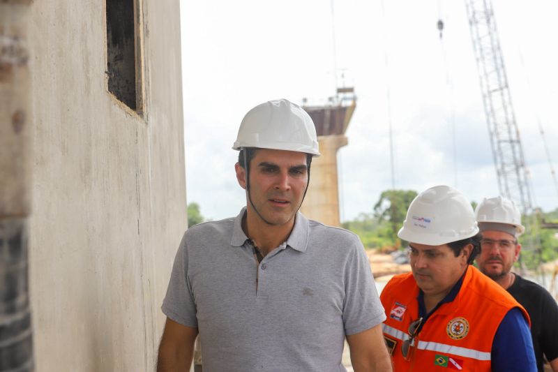 Por conta das condições climáticas e de toda a complexidade da obra, a empresa A. Gaspar, à frente da reconstrução da ponte sobre o rio Moju, uma das quatro que integram a Alça Viária, só deve a concluir os trabalhos na segunda quinzena de janeiro de 2020. <div class='credito_fotos'>Foto: Marco Santos / Ag. Pará   |   <a href='/midias/2019/originais/5809_03d85230-fd10-2f89-8729-a08b01d1adf5.jpg' download><i class='fa-solid fa-download'></i> Download</a></div>