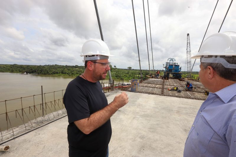 Por conta das condições climáticas e de toda a complexidade da obra, a empresa A. Gaspar, à frente da reconstrução da ponte sobre o rio Moju, uma das quatro que integram a Alça Viária, só deve a concluir os trabalhos na segunda quinzena de janeiro de 2020. <div class='credito_fotos'>Foto: Marco Santos / Ag. Pará   |   <a href='/midias/2019/originais/5809_0596396c-68bf-131f-c6eb-2421d05279c7.jpg' download><i class='fa-solid fa-download'></i> Download</a></div>