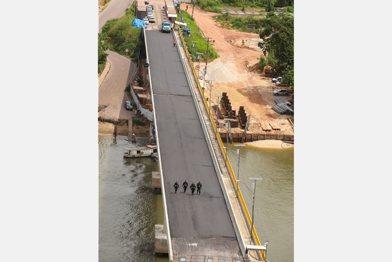 Por conta das condições climáticas e de toda a complexidade da obra, a empresa A. Gaspar, à frente da reconstrução da ponte sobre o rio Moju, uma das quatro que integram a Alça Viária, só deve a concluir os trabalhos na segunda quinzena de janeiro de 2020. <div class='credito_fotos'>Foto: Marco Santos / Ag. Pará   |   <a href='/midias/2019/originais/5809_0dc9b8f3-6023-c89f-5258-577218cae066.jpg' download><i class='fa-solid fa-download'></i> Download</a></div>