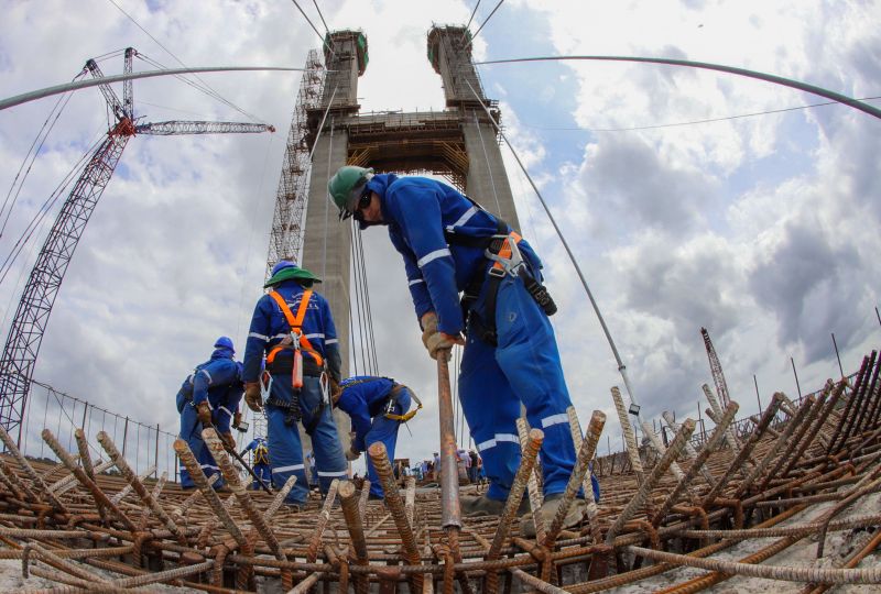 Por conta das condições climáticas e de toda a complexidade da obra, a empresa A. Gaspar, à frente da reconstrução da ponte sobre o rio Moju, uma das quatro que integram a Alça Viária, só deve a concluir os trabalhos na segunda quinzena de janeiro de 2020. <div class='credito_fotos'>Foto: Marco Santos / Ag. Pará   |   <a href='/midias/2019/originais/5809_0ee63860-6ac1-6396-919a-37ff696775d3.jpg' download><i class='fa-solid fa-download'></i> Download</a></div>