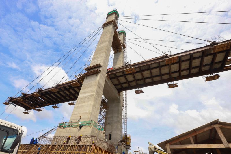 Por conta das condições climáticas e de toda a complexidade da obra, a empresa A. Gaspar, à frente da reconstrução da ponte sobre o rio Moju, uma das quatro que integram a Alça Viária, só deve a concluir os trabalhos na segunda quinzena de janeiro de 2020. <div class='credito_fotos'>Foto: Marco Santos / Ag. Pará   |   <a href='/midias/2019/originais/5809_1ab3a0c6-31f5-a55d-3dda-91bd1f28c51f.jpg' download><i class='fa-solid fa-download'></i> Download</a></div>