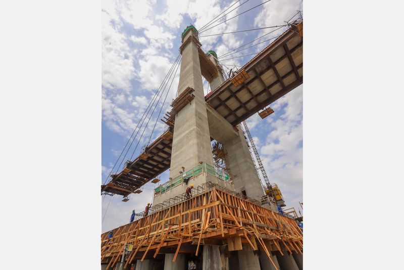 Por conta das condições climáticas e de toda a complexidade da obra, a empresa A. Gaspar, à frente da reconstrução da ponte sobre o rio Moju, uma das quatro que integram a Alça Viária, só deve a concluir os trabalhos na segunda quinzena de janeiro de 2020. <div class='credito_fotos'>Foto: Marco Santos / Ag. Pará   |   <a href='/midias/2019/originais/5809_1bf3f975-58e2-d130-05d6-b49f212a9148.jpg' download><i class='fa-solid fa-download'></i> Download</a></div>