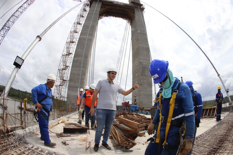 Por conta das condições climáticas e de toda a complexidade da obra, a empresa A. Gaspar, à frente da reconstrução da ponte sobre o rio Moju, uma das quatro que integram a Alça Viária, só deve a concluir os trabalhos na segunda quinzena de janeiro de 2020. <div class='credito_fotos'>Foto: Marco Santos / Ag. Pará   |   <a href='/midias/2019/originais/5809_2a67a07e-343f-591d-5396-63f3b4b23d98.jpg' download><i class='fa-solid fa-download'></i> Download</a></div>