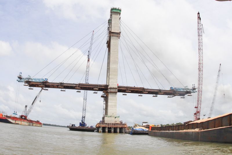 Por conta das condições climáticas e de toda a complexidade da obra, a empresa A. Gaspar, à frente da reconstrução da ponte sobre o rio Moju, uma das quatro que integram a Alça Viária, só deve a concluir os trabalhos na segunda quinzena de janeiro de 2020. <div class='credito_fotos'>Foto: Marco Santos / Ag. Pará   |   <a href='/midias/2019/originais/5809_2f878c3a-b9ed-071a-3704-0ac4450612b4.jpg' download><i class='fa-solid fa-download'></i> Download</a></div>