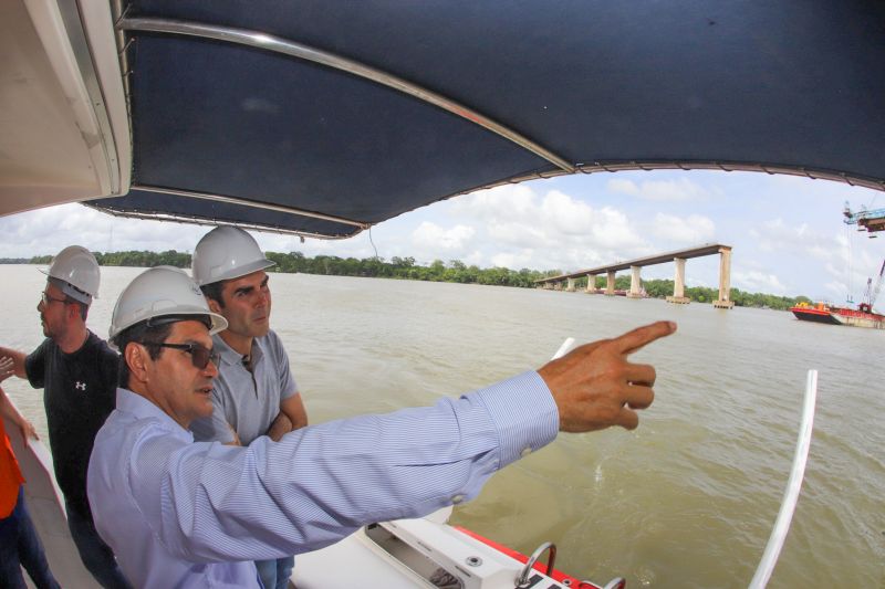 Por conta das condições climáticas e de toda a complexidade da obra, a empresa A. Gaspar, à frente da reconstrução da ponte sobre o rio Moju, uma das quatro que integram a Alça Viária, só deve a concluir os trabalhos na segunda quinzena de janeiro de 2020. <div class='credito_fotos'>Foto: Marco Santos / Ag. Pará   |   <a href='/midias/2019/originais/5809_4d4a291a-fde1-7002-66d2-aff98d69ca8f.jpg' download><i class='fa-solid fa-download'></i> Download</a></div>