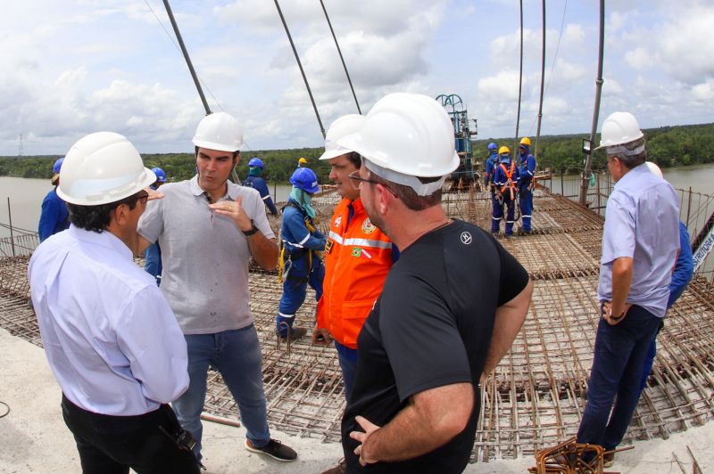 Por conta das condições climáticas e de toda a complexidade da obra, a empresa A. Gaspar, à frente da reconstrução da ponte sobre o rio Moju, uma das quatro que integram a Alça Viária, só deve a concluir os trabalhos na segunda quinzena de janeiro de 2020. <div class='credito_fotos'>Foto: Marco Santos / Ag. Pará   |   <a href='/midias/2019/originais/5809_5820158f-581e-2de7-a52b-f1476b02e3b6.jpg' download><i class='fa-solid fa-download'></i> Download</a></div>