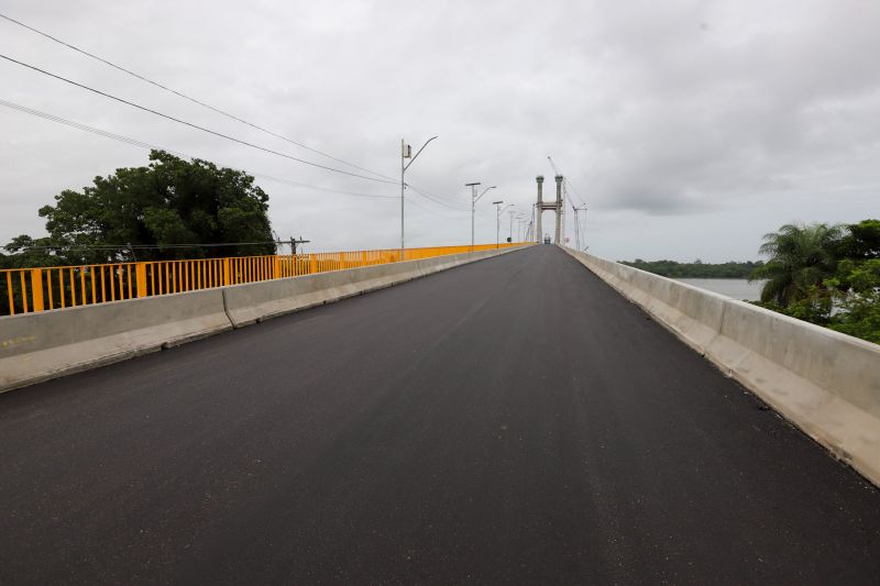 Por conta das condições climáticas e de toda a complexidade da obra, a empresa A. Gaspar, à frente da reconstrução da ponte sobre o rio Moju, uma das quatro que integram a Alça Viária, só deve a concluir os trabalhos na segunda quinzena de janeiro de 2020. <div class='credito_fotos'>Foto: Marco Santos / Ag. Pará   |   <a href='/midias/2019/originais/5809_5973662e-6e6e-fd46-12e0-2cd7053ff2fd.jpg' download><i class='fa-solid fa-download'></i> Download</a></div>