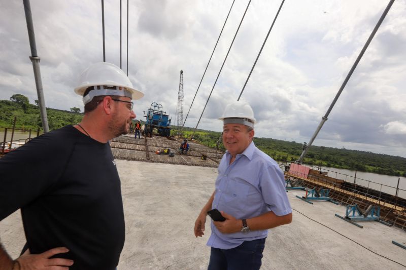 Por conta das condições climáticas e de toda a complexidade da obra, a empresa A. Gaspar, à frente da reconstrução da ponte sobre o rio Moju, uma das quatro que integram a Alça Viária, só deve a concluir os trabalhos na segunda quinzena de janeiro de 2020. <div class='credito_fotos'>Foto: Marco Santos / Ag. Pará   |   <a href='/midias/2019/originais/5809_6aabfbf3-7b61-d11f-2ef9-283241edf504.jpg' download><i class='fa-solid fa-download'></i> Download</a></div>