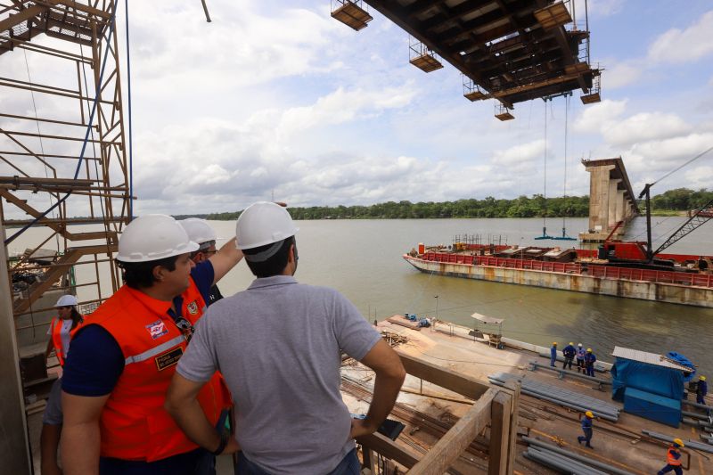 Por conta das condições climáticas e de toda a complexidade da obra, a empresa A. Gaspar, à frente da reconstrução da ponte sobre o rio Moju, uma das quatro que integram a Alça Viária, só deve a concluir os trabalhos na segunda quinzena de janeiro de 2020. <div class='credito_fotos'>Foto: Marco Santos / Ag. Pará   |   <a href='/midias/2019/originais/5809_6d15686d-2f66-897b-302e-f3fa66d8c08a.jpg' download><i class='fa-solid fa-download'></i> Download</a></div>