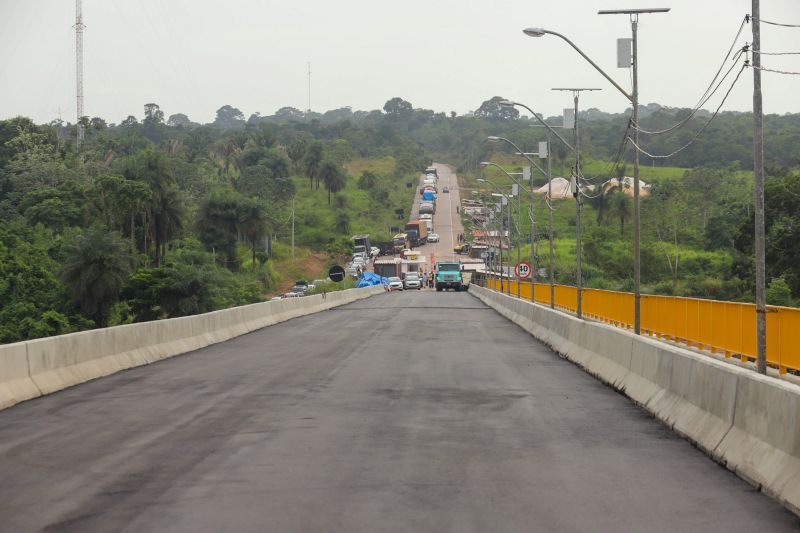 Por conta das condições climáticas e de toda a complexidade da obra, a empresa A. Gaspar, à frente da reconstrução da ponte sobre o rio Moju, uma das quatro que integram a Alça Viária, só deve a concluir os trabalhos na segunda quinzena de janeiro de 2020. <div class='credito_fotos'>Foto: Marco Santos / Ag. Pará   |   <a href='/midias/2019/originais/5809_72e67945-dcc8-5153-bd38-f538e47e5588.jpg' download><i class='fa-solid fa-download'></i> Download</a></div>