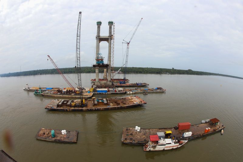 Por conta das condições climáticas e de toda a complexidade da obra, a empresa A. Gaspar, à frente da reconstrução da ponte sobre o rio Moju, uma das quatro que integram a Alça Viária, só deve a concluir os trabalhos na segunda quinzena de janeiro de 2020. <div class='credito_fotos'>Foto: Marco Santos / Ag. Pará   |   <a href='/midias/2019/originais/5809_8359c66a-805a-2028-8b80-5237c86213c5.jpg' download><i class='fa-solid fa-download'></i> Download</a></div>