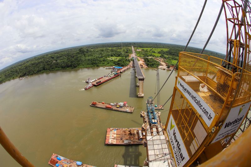 Por conta das condições climáticas e de toda a complexidade da obra, a empresa A. Gaspar, à frente da reconstrução da ponte sobre o rio Moju, uma das quatro que integram a Alça Viária, só deve a concluir os trabalhos na segunda quinzena de janeiro de 2020. <div class='credito_fotos'>Foto: Marco Santos / Ag. Pará   |   <a href='/midias/2019/originais/5809_8d292191-3361-3fa1-99ba-cd1d03825848.jpg' download><i class='fa-solid fa-download'></i> Download</a></div>